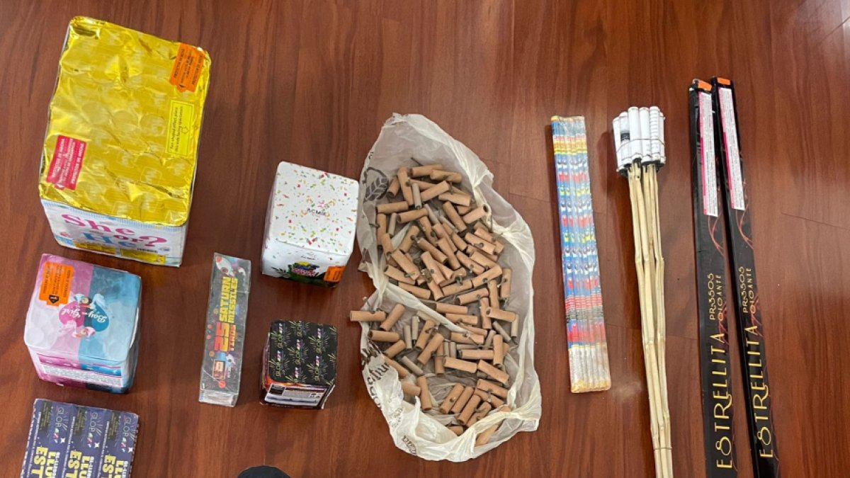 Entre la pirotecnia se encontró voladores, martillos y estrellas.