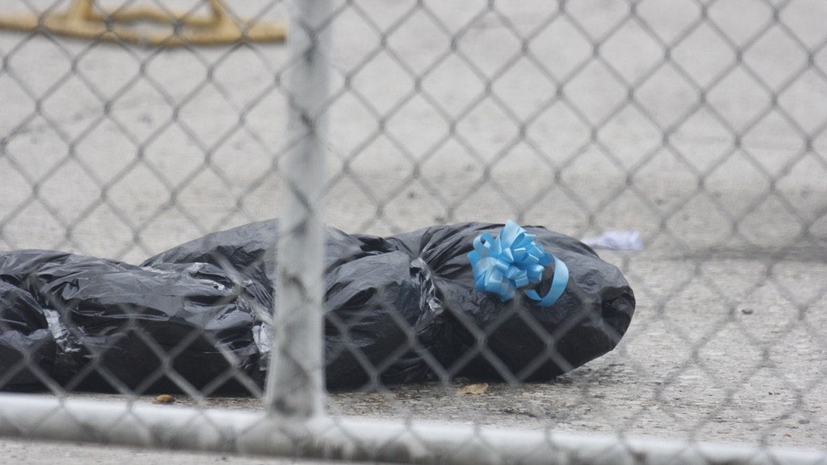 Uno de los bultos embalados que aparecieron en el Complejo Judicial Albán Borja, en el norte de Guayaquil, la mañana de este viernes 13 de diciembre.