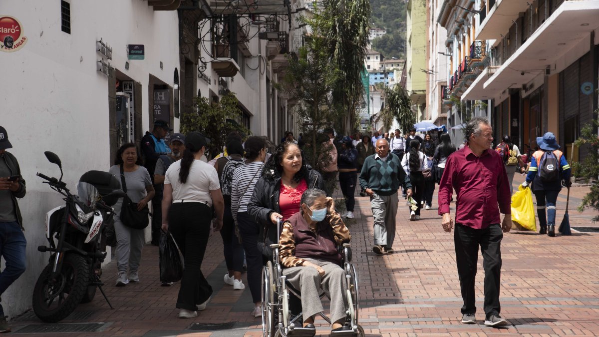 Movilizarse y cruzar las calles en varios sectores de Quito se vuelve conflictivo y difícil para personas con discapacidad.