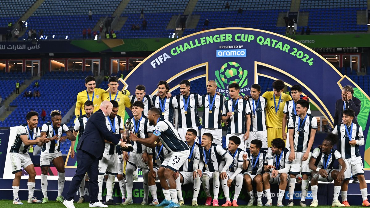 Los jugadores de Pachuca recibieron la Challerger Cup de las manos el presidente de FIFA Gianni Infantino