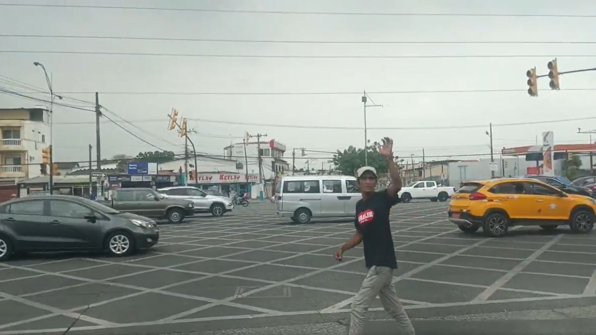 Limpiadores de vidrios y comerciantes informales dieron asistencia al tráfico.