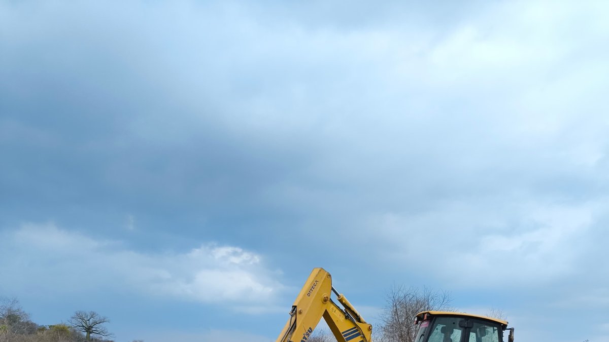 Con maquinaria pesada se desmanteló la pista clandestina en Colonche.