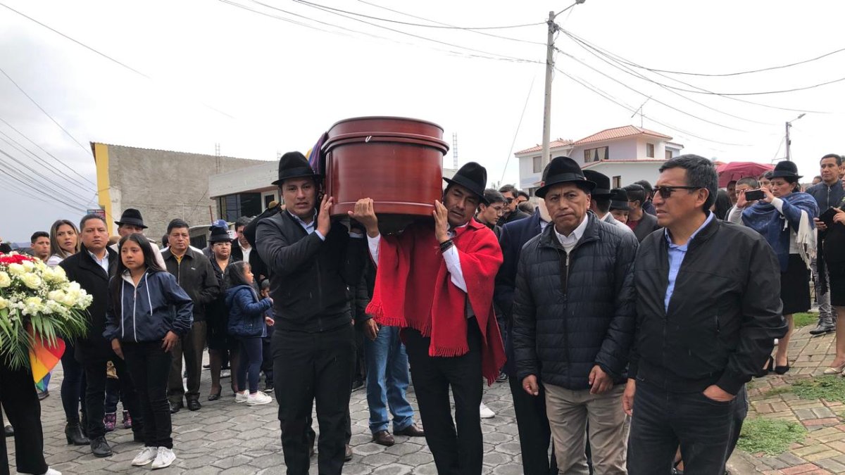 El féretro fue cargado por Leónidas Iza presidente de la Conaie y ex dirigentes de la Ecuarunari.