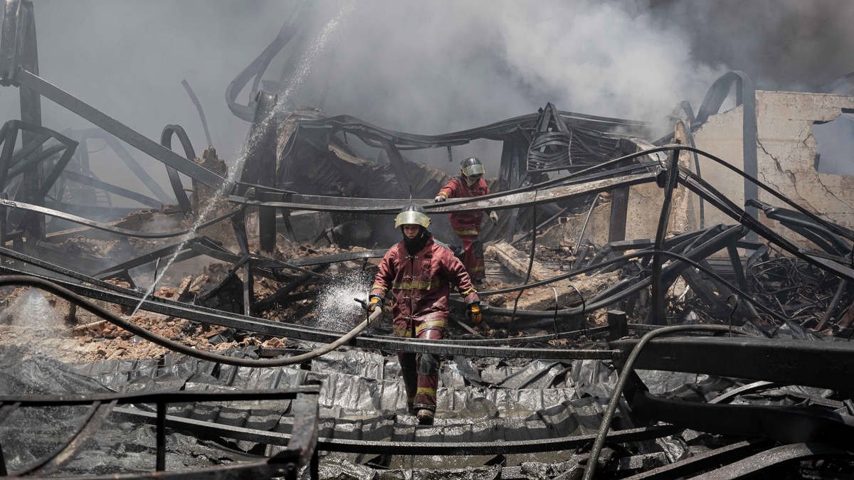 Fotografía de archivo de bomberos controlando un incendio en Caracas, Venezuela.