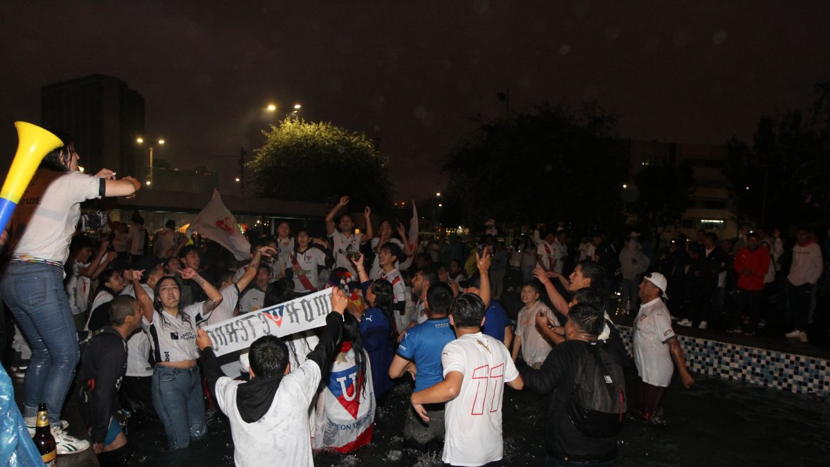 Hinchas de Liga de Quito celebran en la Indoamérica.