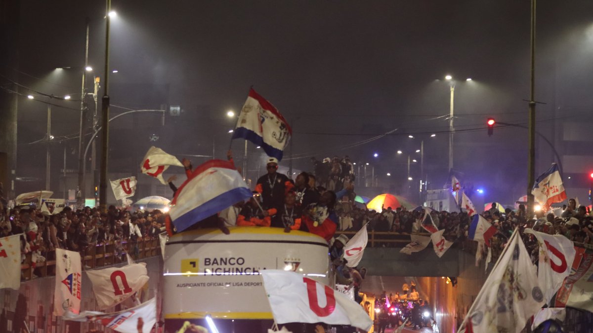 Los jugadores de Liga de Quito celebran con los hinchas.
