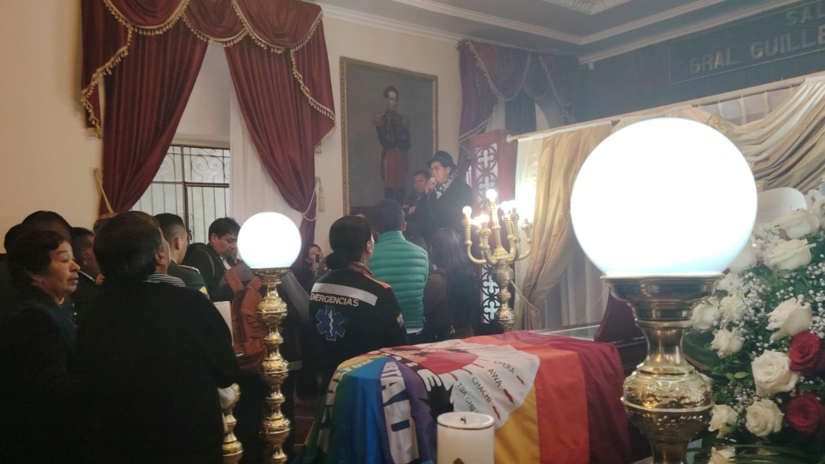 El cuerpo de Raul Ilaquiche es velado en el salón de honor de Pujilí.