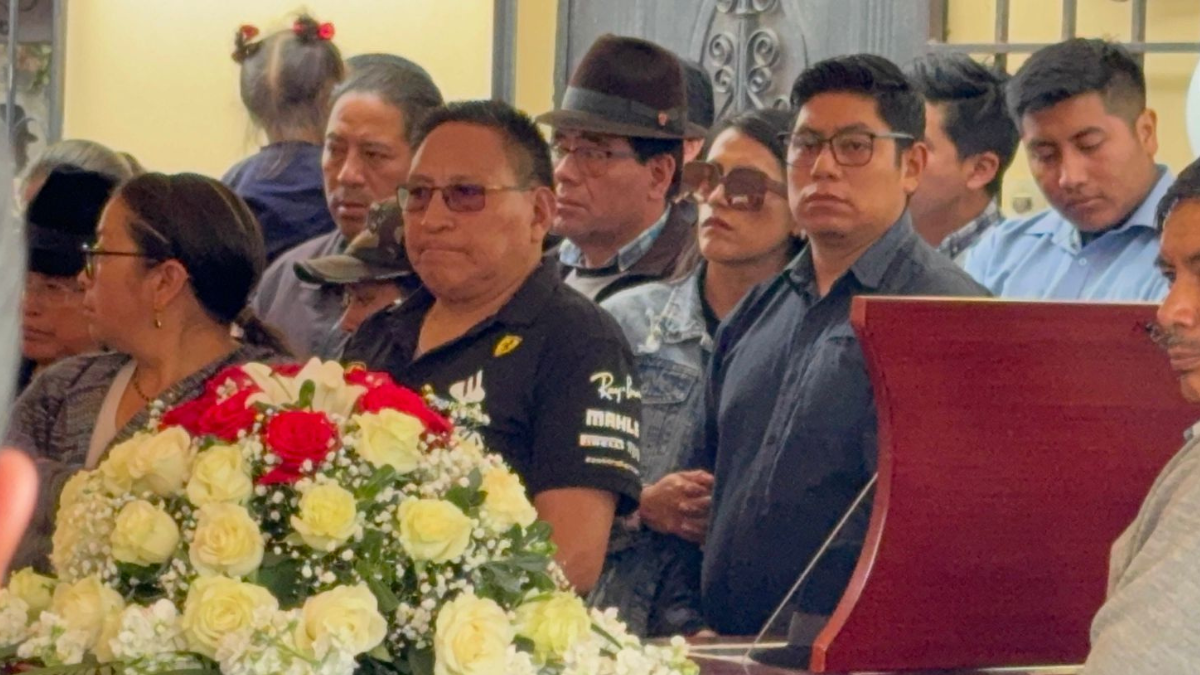 Cientos de personas acudieron al funeral de Raúl Ilaquiche.