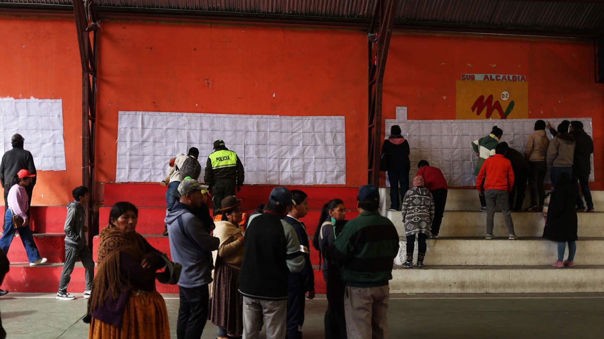 Personas asisten a un puesto de votación durante las elecciones judiciales este domingo 15 de diciembre, en La Paz, Bolivia.