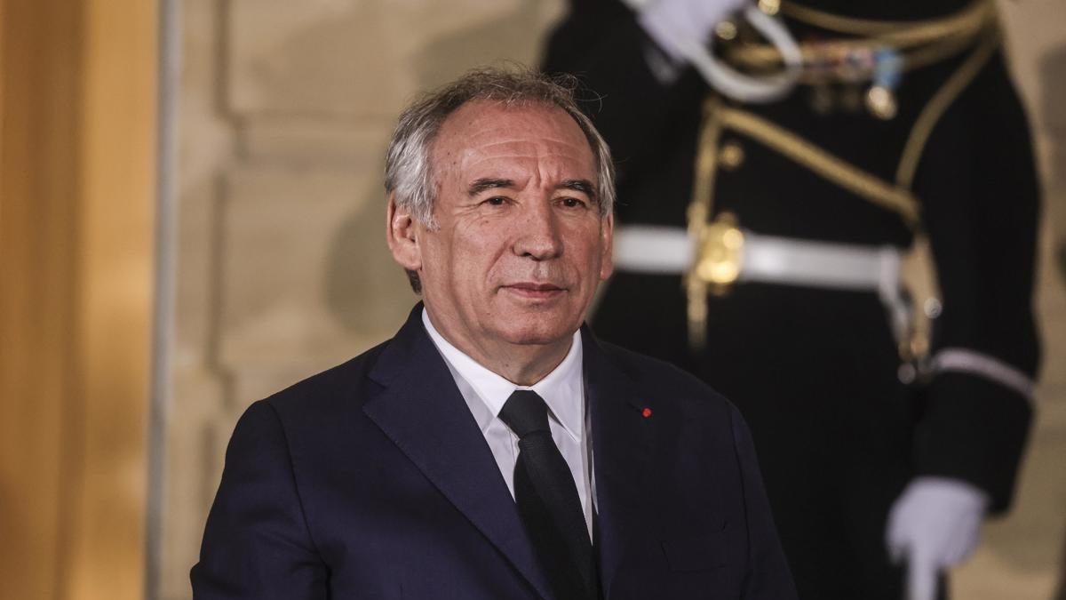 El recién nombrado primer ministro de Francia, Francois Bayrou, posa para los medios de comunicación al final de la ceremonia de entrega en el Hotel Matignon de París, el 13 de diciembre de 2024.