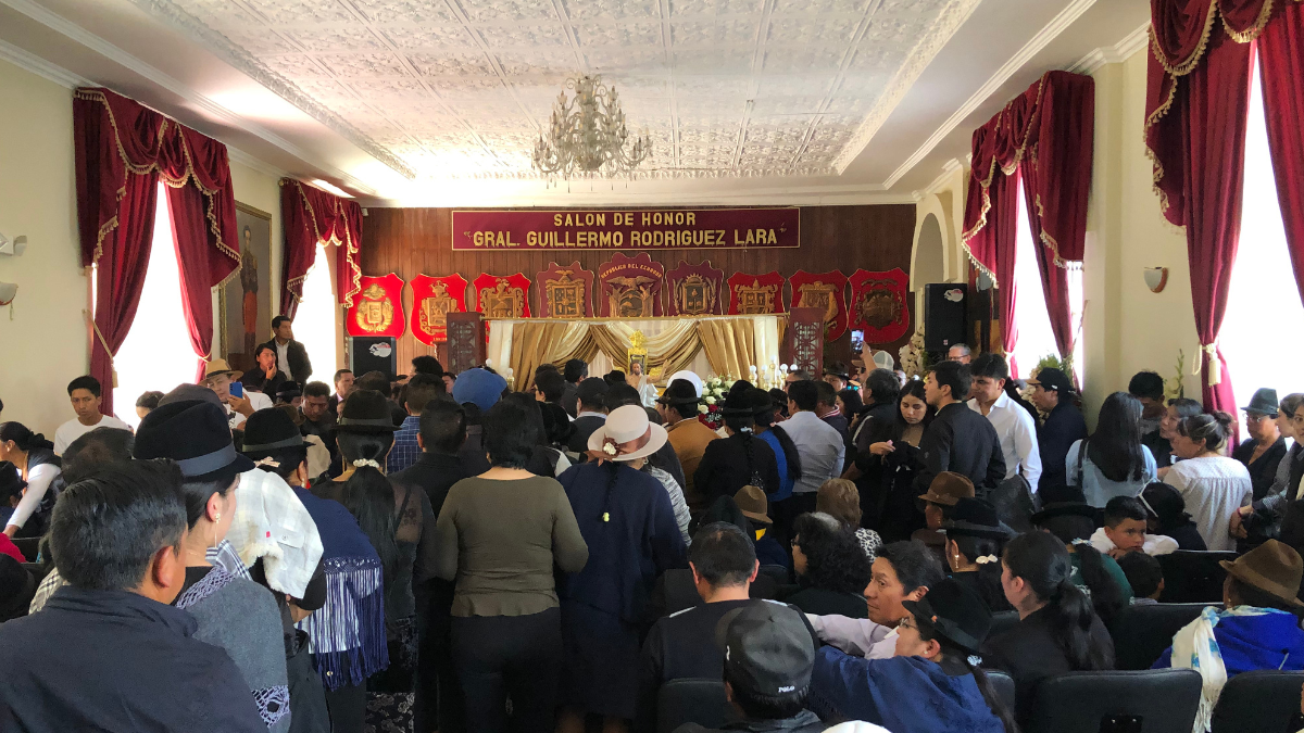 Cientos de personas acudieron al funeral de Raúl Ilaquiche.