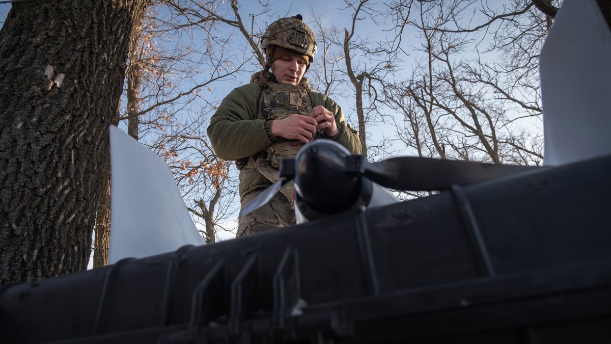 Conflicto. Un militar ucraniano inspecciona un sistema aéreo no tripulado cerca de Toretsk, región de Donetsk.