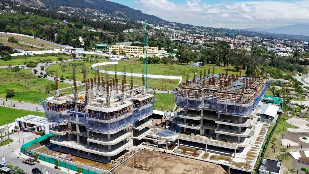La construcción se realiza por fases. Actualmente se ejecuta la zona residencial y de oficinas.