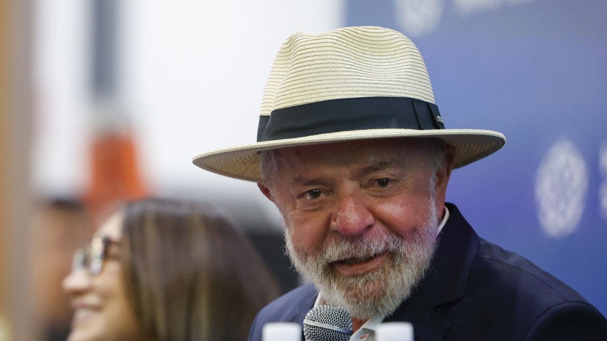 El presidente brasileño, Luiz Inácio Lula da Silva, habla durante una rueda de prensa en el Hospital Sirio Libanés este domingo 15 de diciembre, en São Paulo.