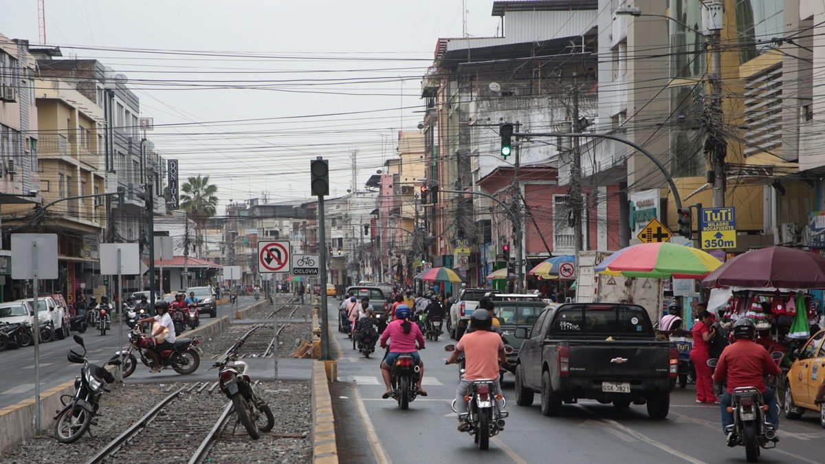 Flujo. La avenida Gabriel García Moreno es el motor comercial de Milagro. Los vendedores informales convergen con las grandes cadenas comerciales.
