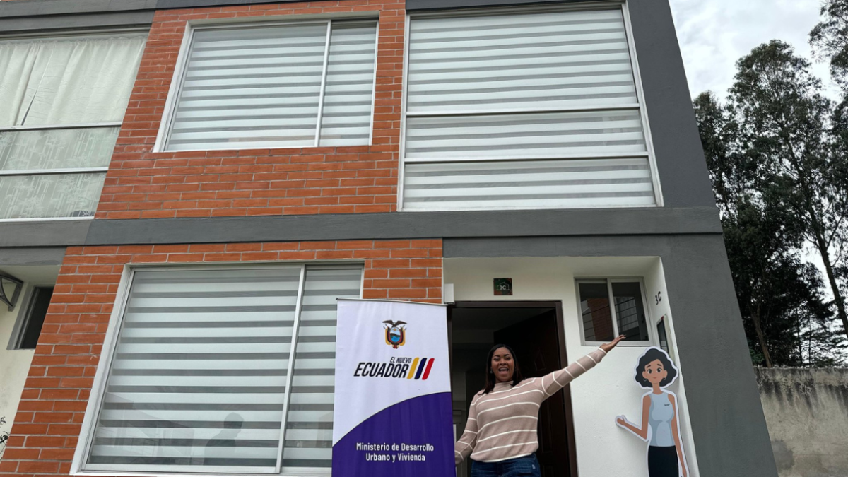 Poleth Méndes, medallista ecuatoriana, recibe una casa del Miduvi.