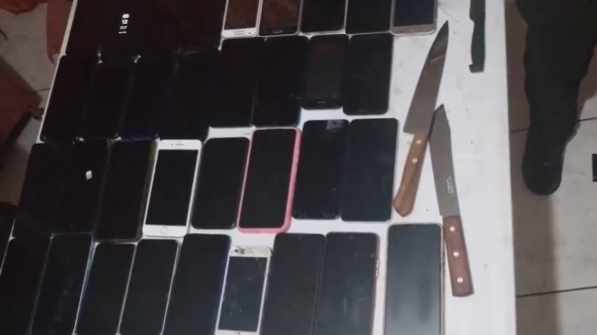 Los asaltantes tenían 35 teléfonos celulares en su poder. A través de uno de ellos, se logró localizar a los atacantes.