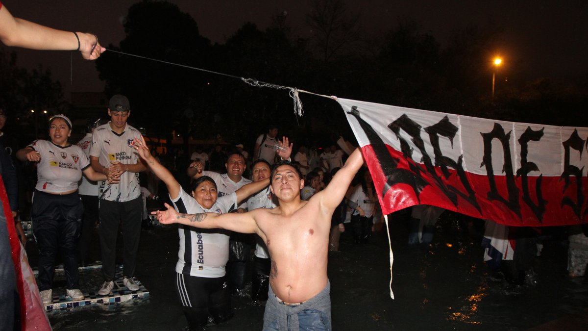 A los hinchas de Liga de Quito no les importó el frío y se bañaron en la pileta de la U. Central.