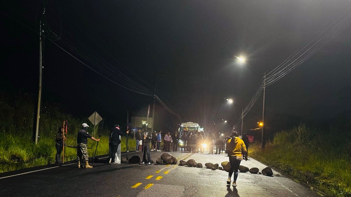 Un tramo de la vía Puyo - Macas fue cerrado al tránsito vehicular por los manifestantes, la madrugada de este lunes 16 de diciembre.