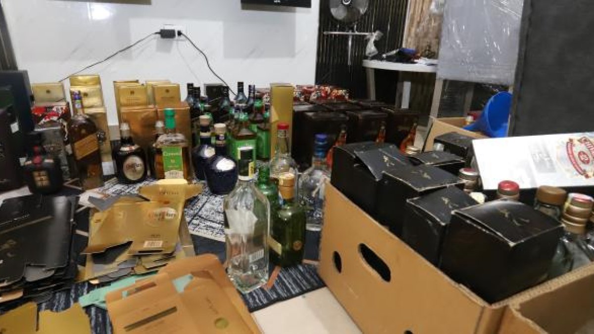 Botellas de whisky de diversas marcas reconocidas eran envasadas con otro tipo de licor.