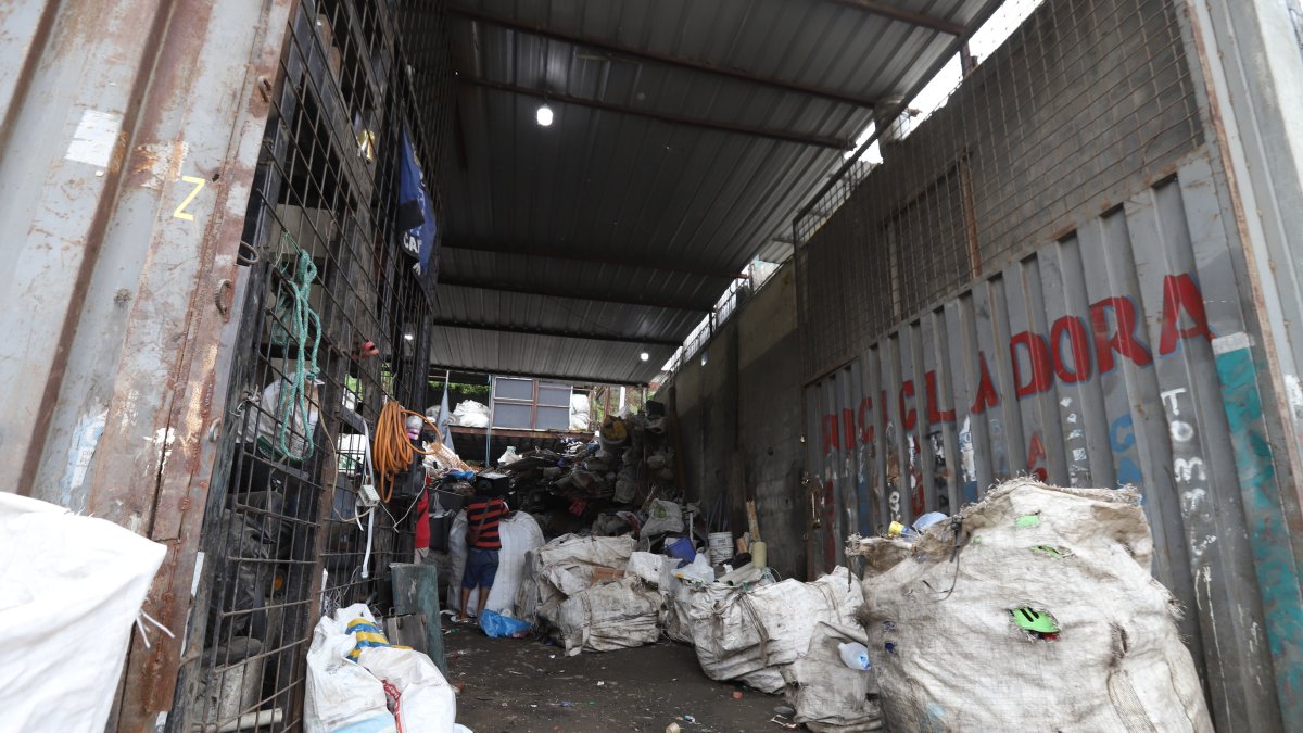 Referencial. Una recicladora de Guayaquil.