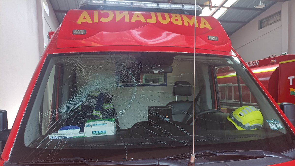 El parabrisas de la ambulancia del Cuerpo de Bomberos de Samborondón presentó daños por un impacto.