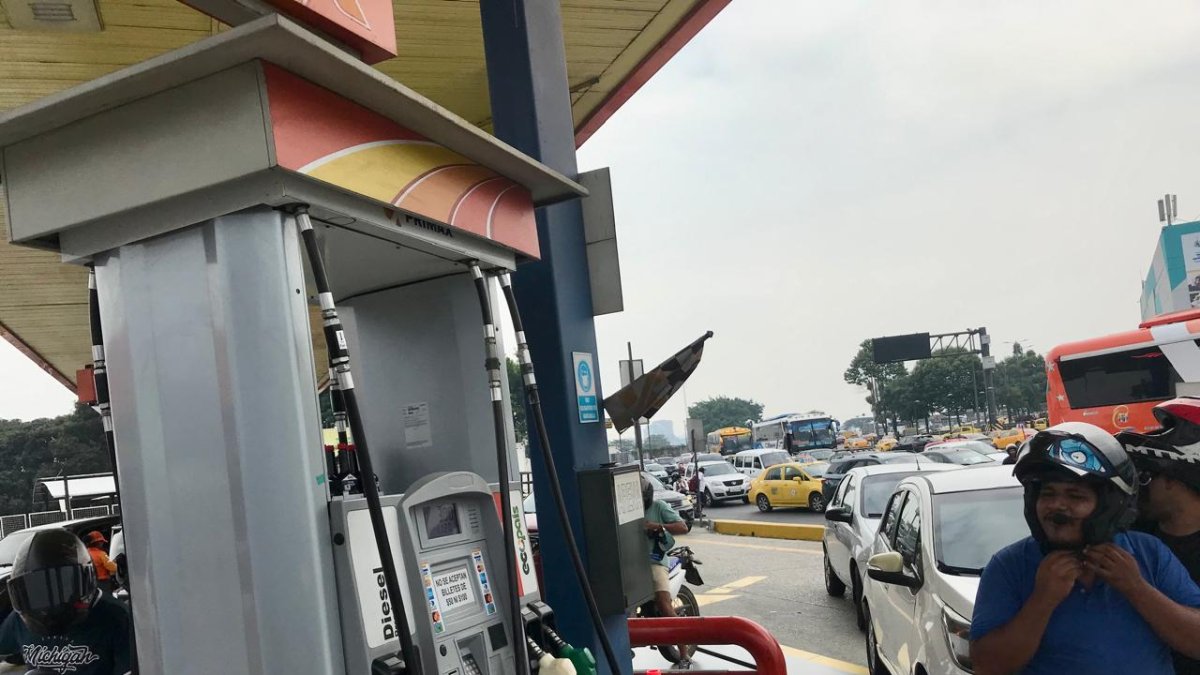 Varias estaciones de combustible reportan escasez de gasolina.