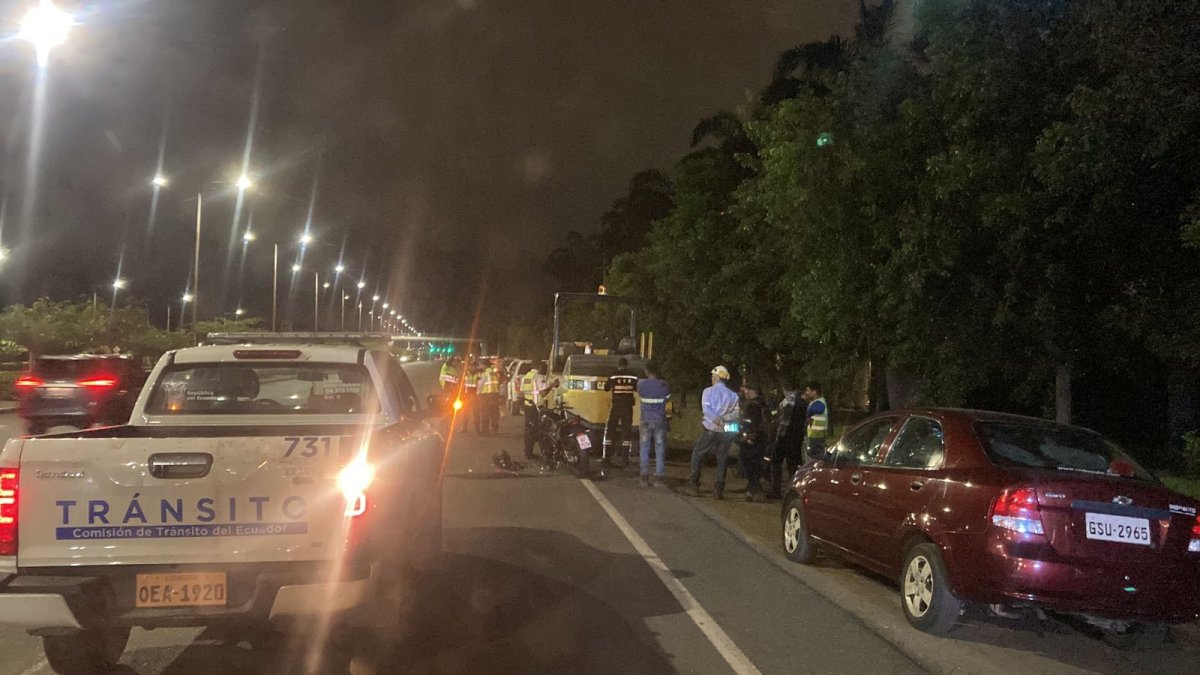 Un accidente de tránsito se registró en el kilómetro 6 de la avenida Samborondón, la madrugada de este lunes 16 de diciembre.