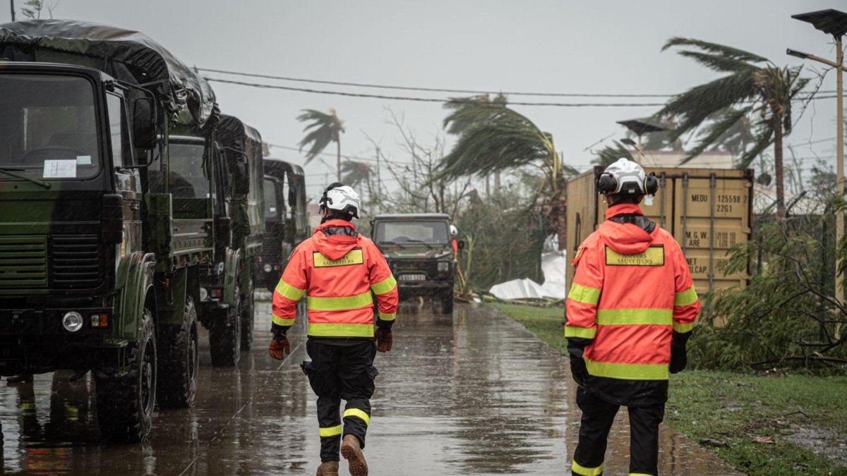 Las autoridades francesas prosiguen las labores de rescate en el archipiélago de Mayotte, en el Índico, que resultó devastado el sábado por el ciclón Chido.