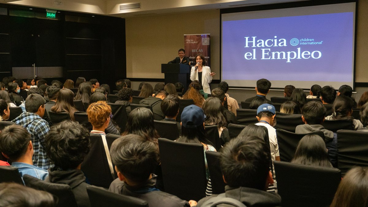 Acción. María Augusta Proaño habla con los aspirantes.