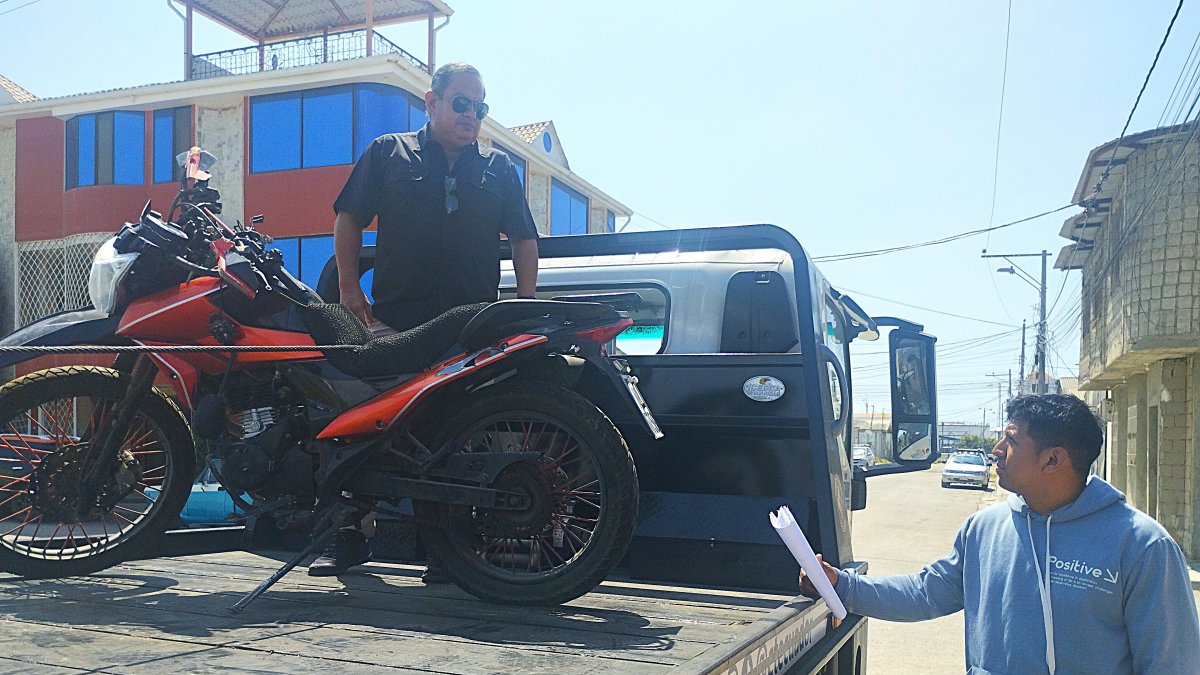 Jesús Manuel Bazán Córdova, el repartidor que sobrevivió a un impactante accidente, recibió una moto.