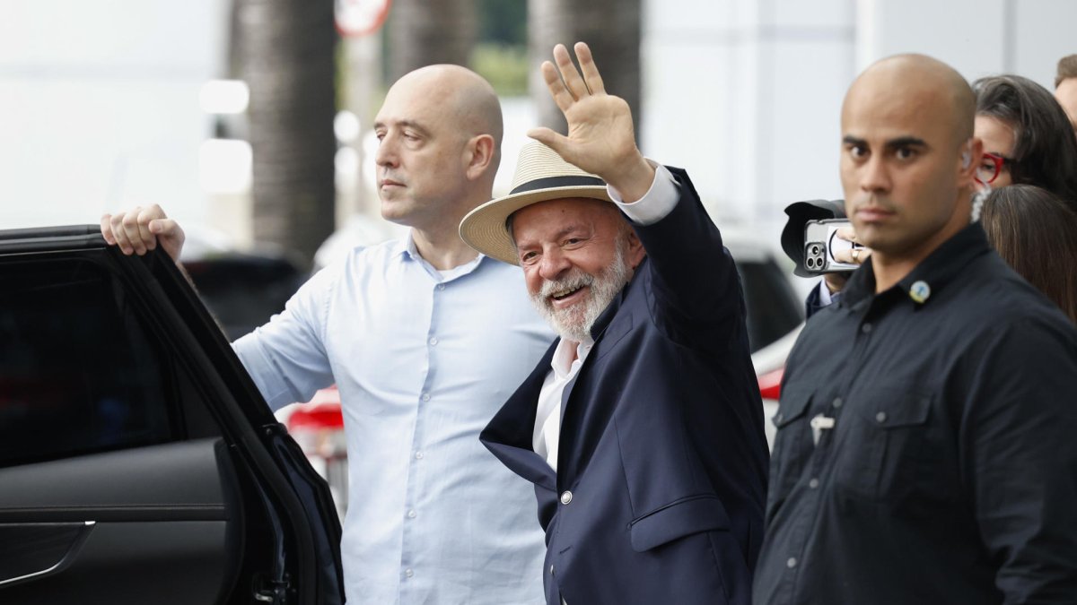 El presidente brasileño, Luiz Inácio Lula da Silva, se despide al salir del Hospital Sirio Libanés este domingo, en São Paulo (Brasil).