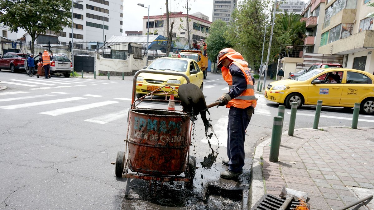 Personal de la Epmaps limpió los sumideros y alcantarillas del sector La Mariscal, norte de Quito |