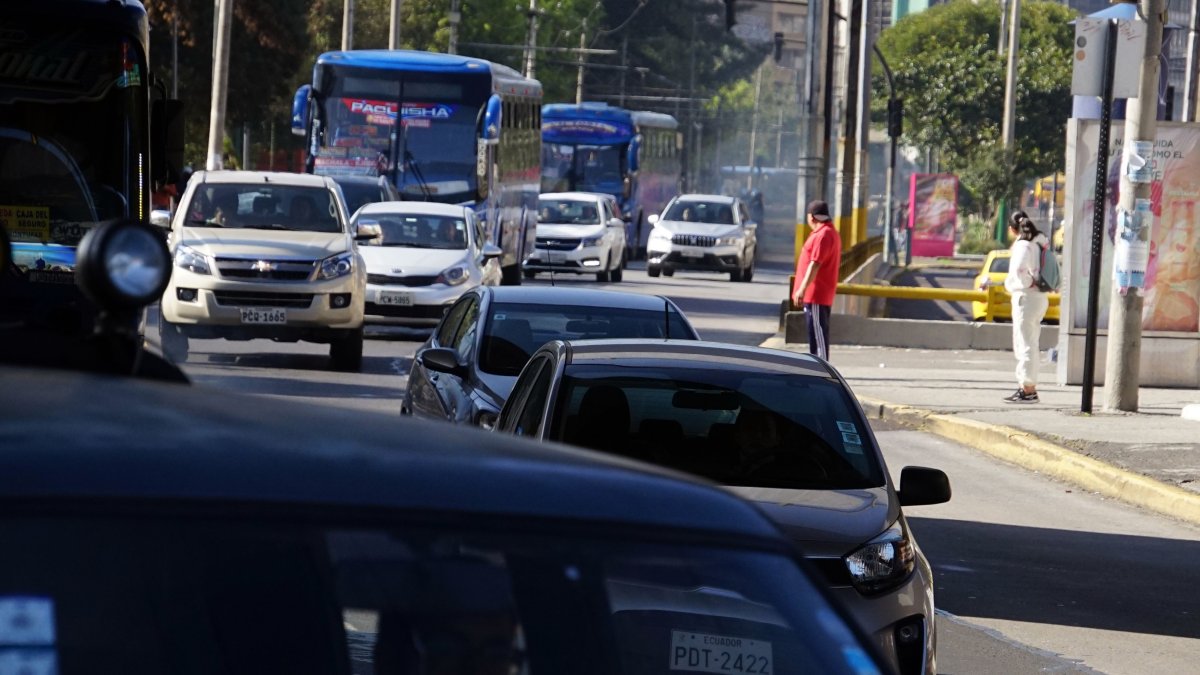 La medida se aplica en la capital para reducir la congestión vial a hora pico.