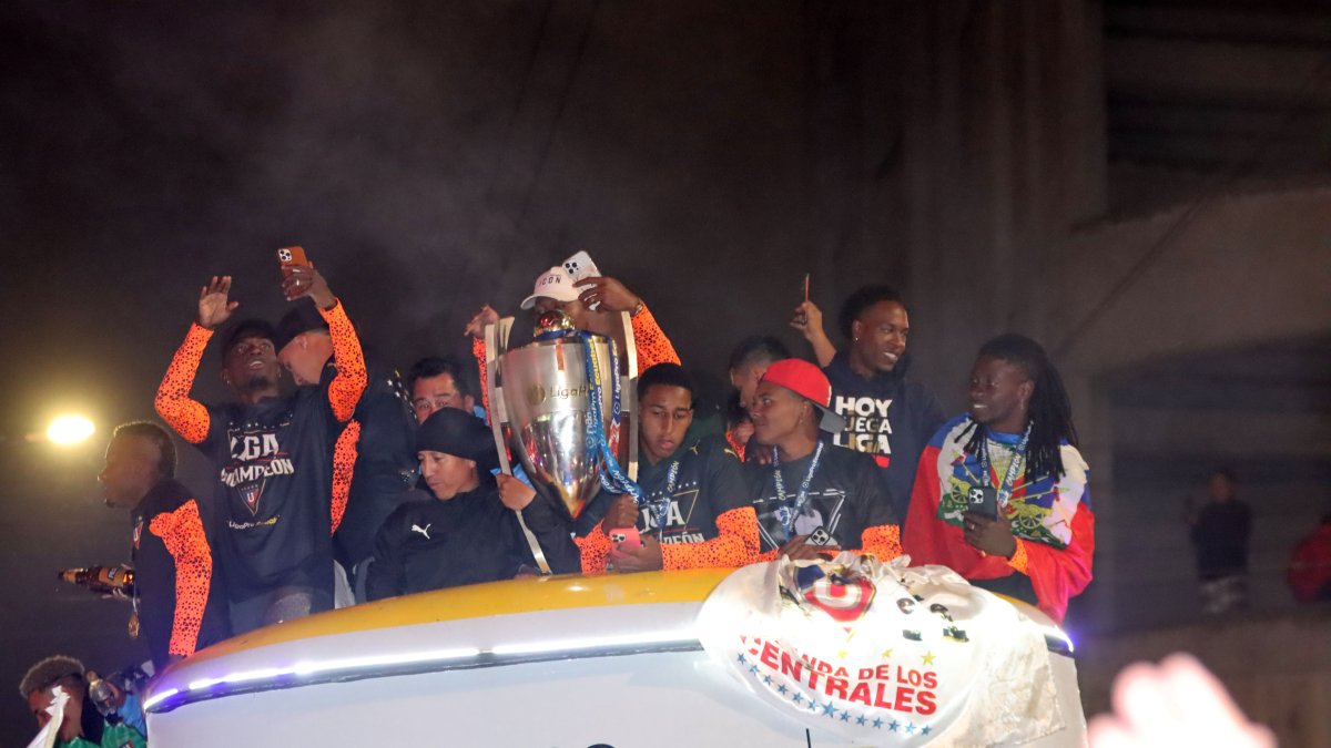 El festejo de los jugadores de Liga de Quito tras imponerse a Independiente del Valle en las finales de LigaPro 2024 y coronarse campeón el 14 de diciembre.