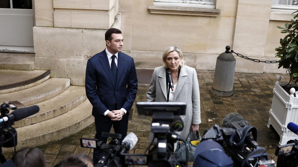 La líder del grupo parlamentario Agrupación Nacional (RN), Marine Le Pen (D), y el presidente del partido, Jordan Bardella (I), al salir del Hotel Matignon en París, el 16 de diciembre de 2024.
