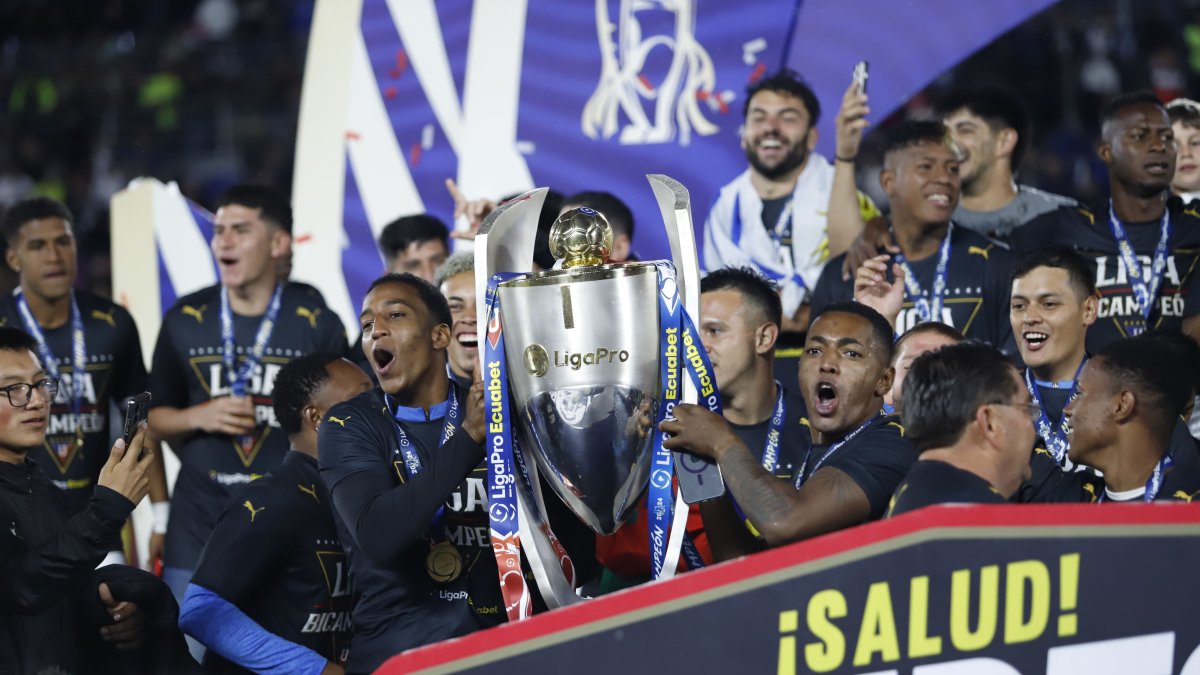 Daniel de la Cruz (i) con el título de la LigaPro que ganó con los albos.