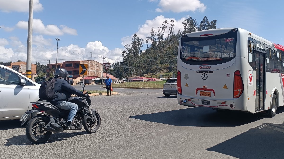 Riesgo. A lo largo de los 20 kilómetros hay zonas donde no hay pasos peatonales ni señalética, lo que impide el paso de los peatones.