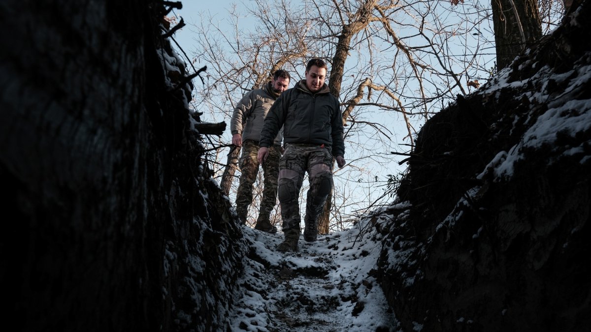 Militares ucranianos de la 12.ª Brigada de Operaciones Especiales 'Azov' entran en una trinchera en un lugar no revelado cerca de la ciudad de primera línea de Toretsk, región de Donetsk