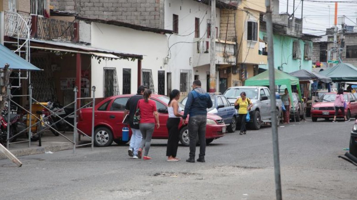 En el sector, vecinos continuaban extrañados por el suceso.