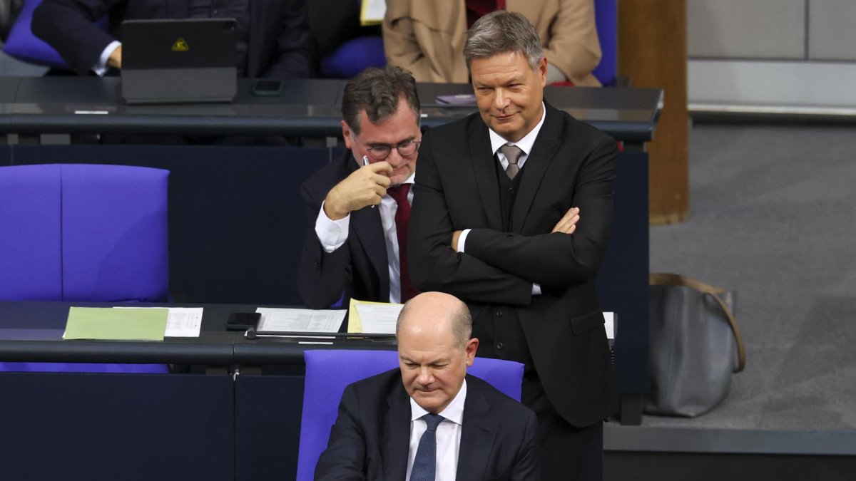 El canciller alemán Olaf Scholz y el ministro alemán de Economía y Acción Climática, Robert Habeck, asisten a la reunión del Bundestag sobre el voto de confianza, el 16 de diciembre de 2024.