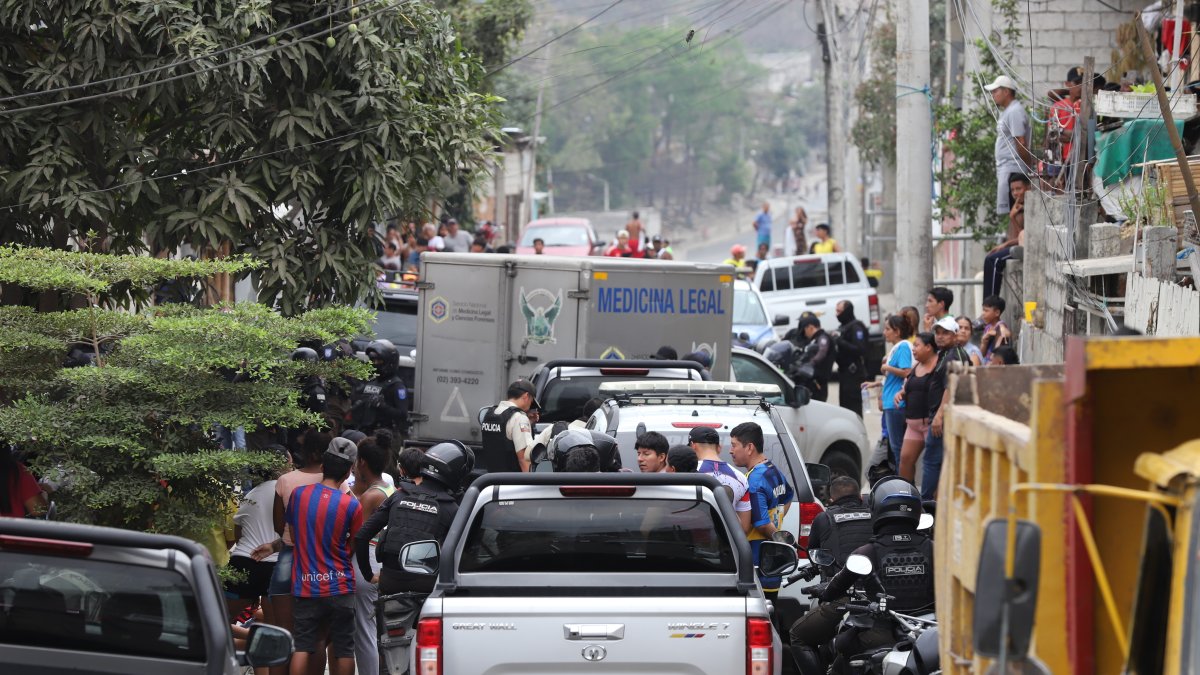 El carro de Medicina Legal llegó al punto del incidente para retirar los cuerpos de los asesinados.