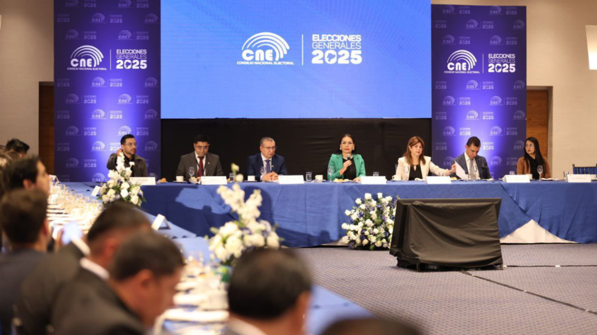 Diana Atamaint, presidenta del CNE, en rueda de prensa.