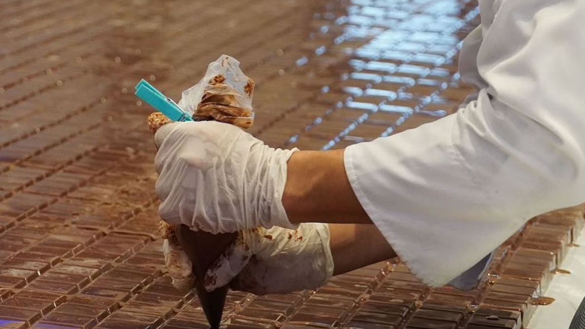 Elaboración de la tableta de chocolate más grande del mundo.
