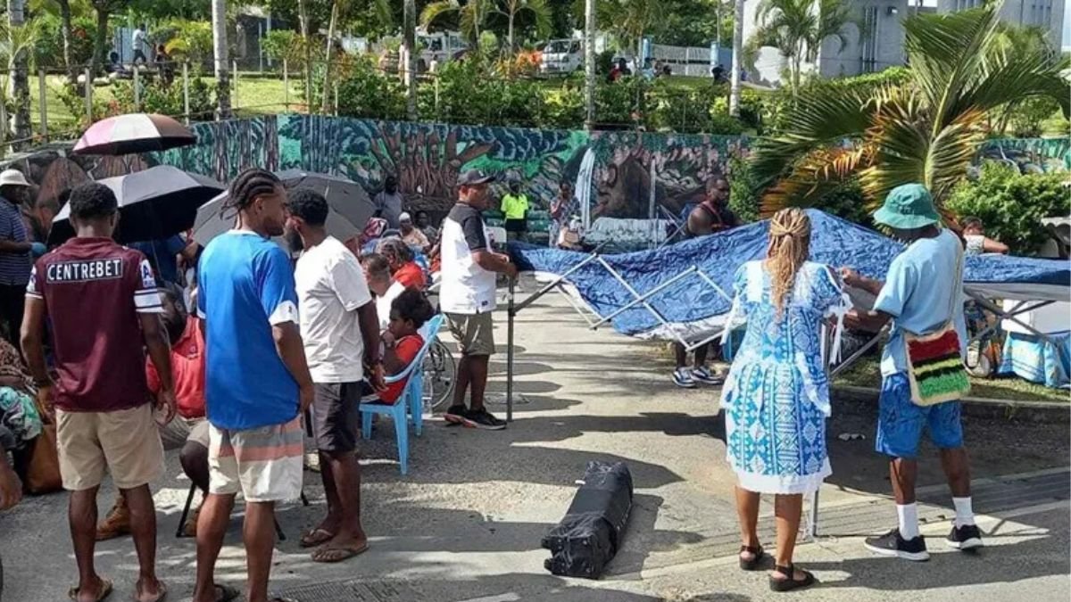 Residentes levantan tiendas temporales para tratar a las víctimas del terremoto.