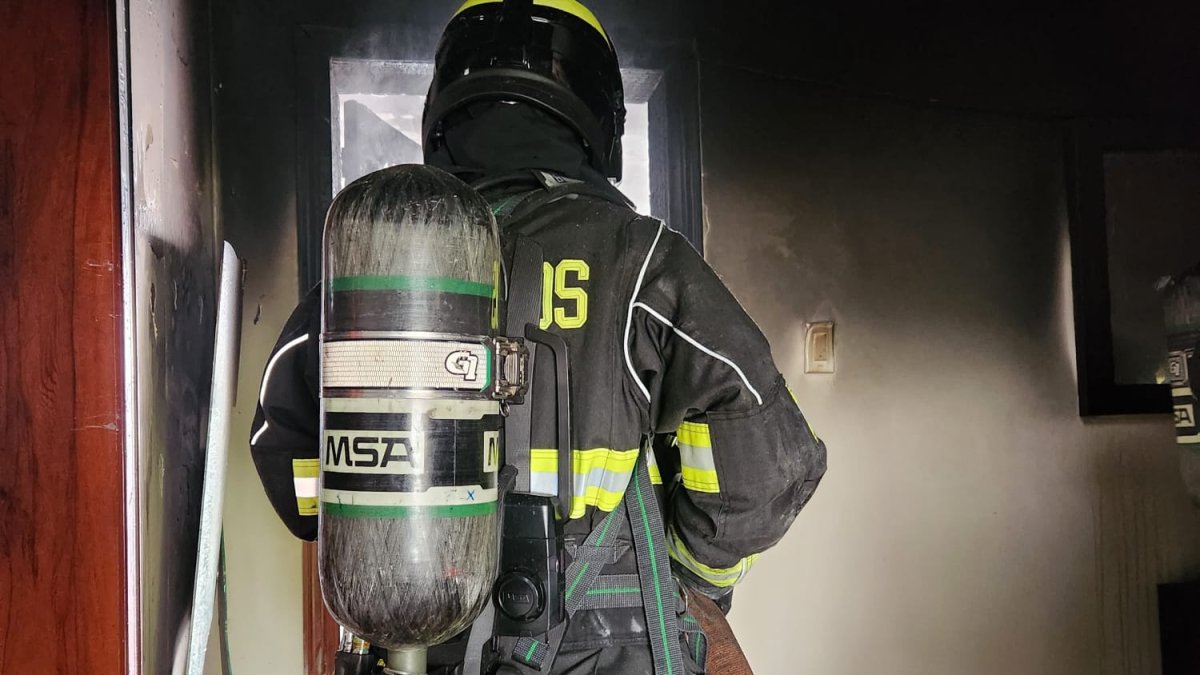 En Conocoto, el fuego provenía del dormitorio de una vivienda de dos pisos.