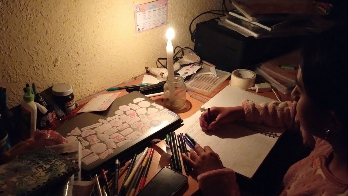 Apagones inesperados entorpecieron las actividades de ciertos estudiantes en sus hogares.