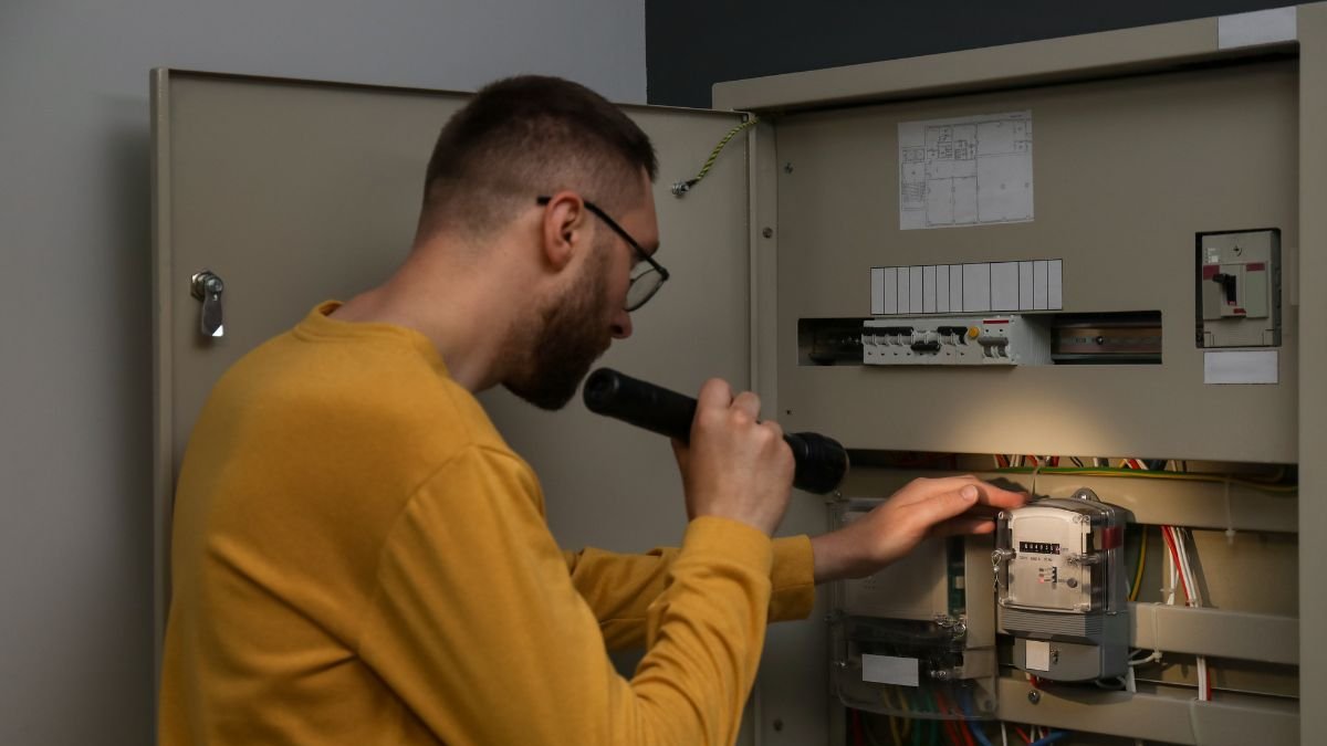 Los ecuatorianos llevan tres meses conviviendo con los apagones.