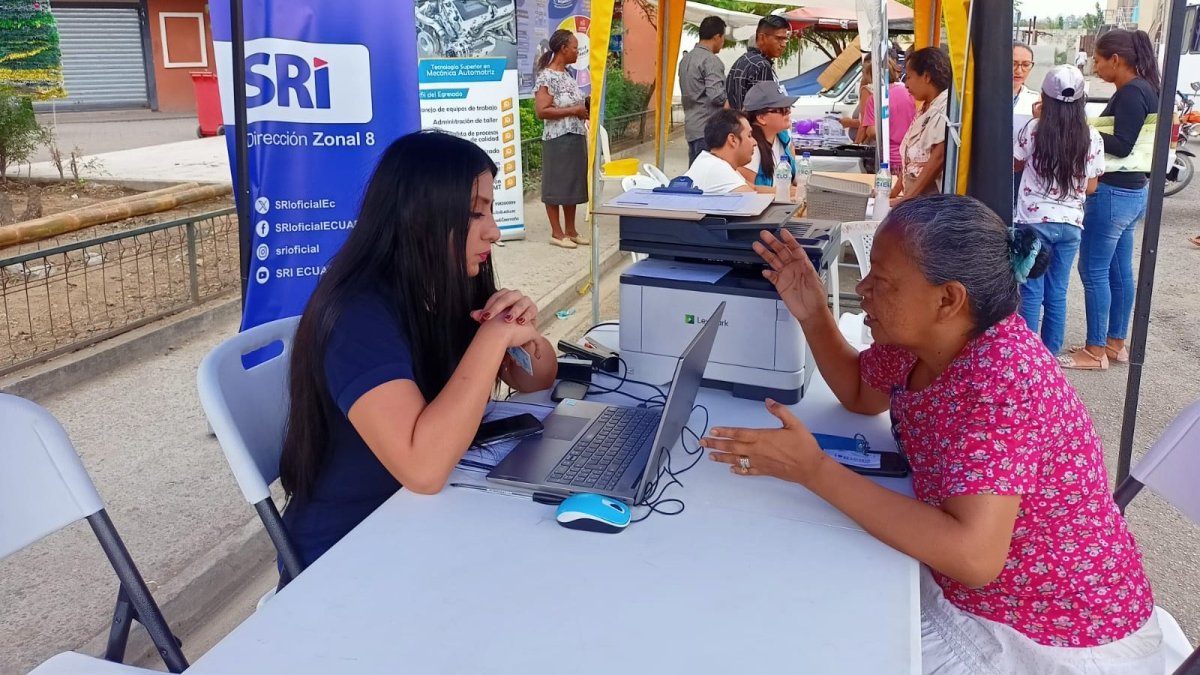 Los adultos mayores reciben asesorías en varias brigadas del SRI.