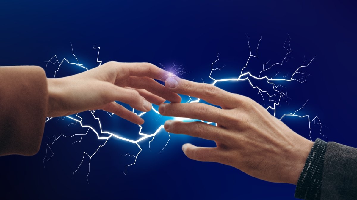 ¿Por qué sentimos “corriente” de otra persona? La ciencia detrás de las descargas eléctricas.